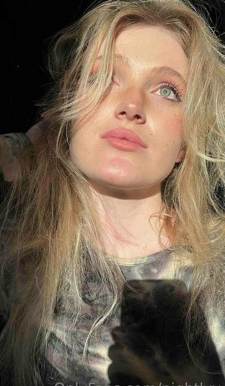 スリムな熟女OnlyFans アートxxx 画像