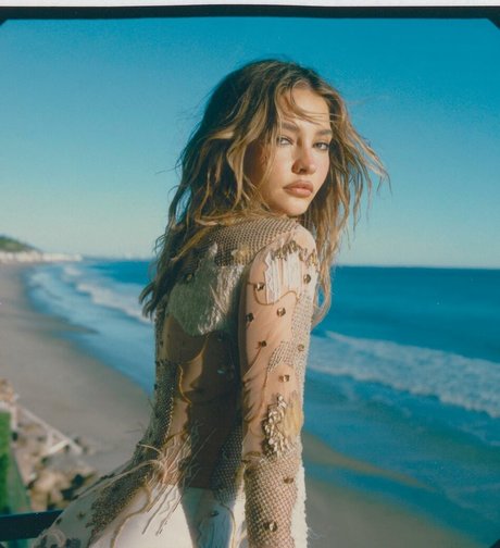 Madelyn Cline 限定スター アーカイブ