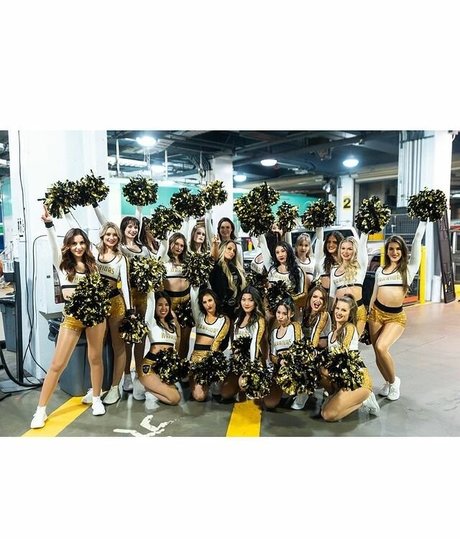 Trish Stratus ヌードモデル ギャラリー