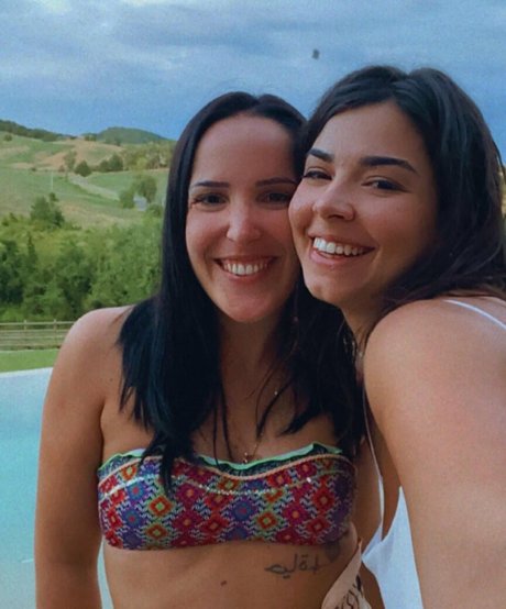 客室乗務員 OnlyFans アートヌード ギャラリー