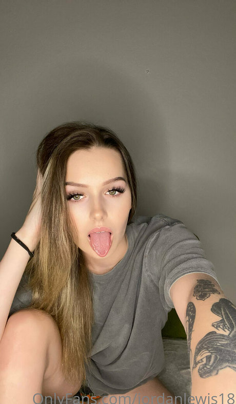 jordanlewis18 ポルノ女優 写真