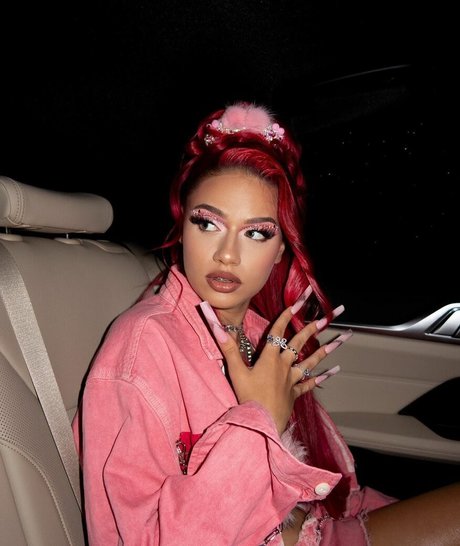 badmomzjay 無料モデル 写真