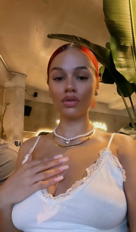 badmomzjay ヌードのポルノスター 写真