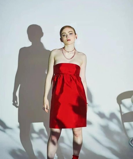 Sadie Sink ポルノスター 無料 写真