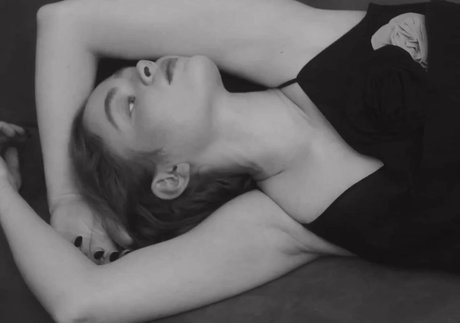 痩せた金髪の熟女OnlyFans ホット 写真