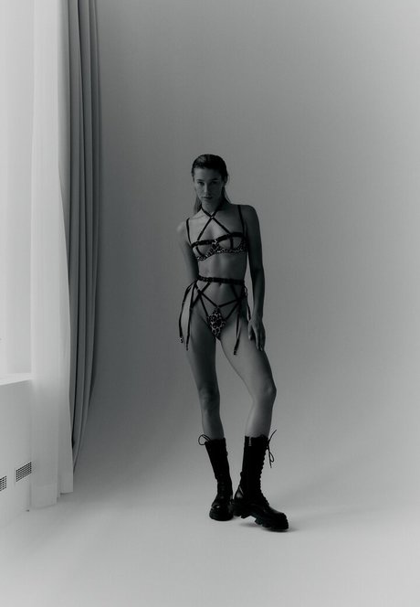 Gigi Skubis 裸のモデル 写真