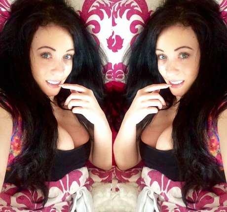 Kelly Louise Sheridan アートスター 写真