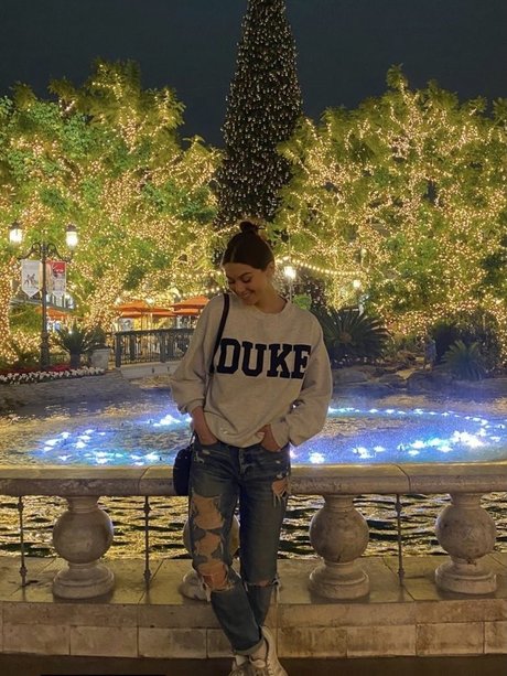 Kira Kosarin ヌードモデル 写真