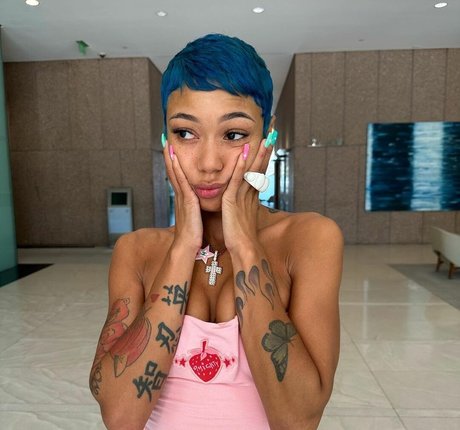 ブルネットの教師OnlyFans ホットセクシー 写真