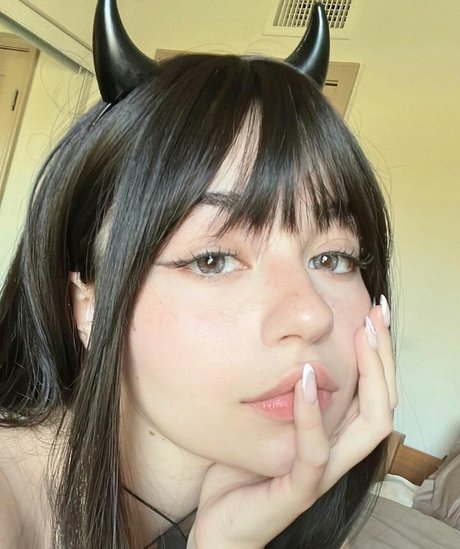 OnlyFansについて話す アートヌード 画像