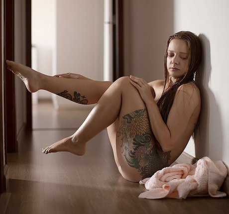 Emille Bee 裸のスター 写真