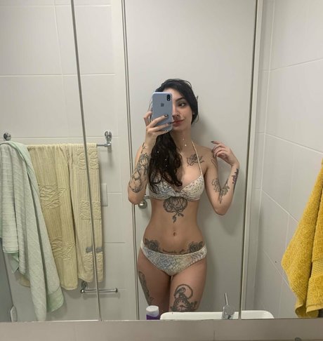 Leticia Caputi ポルノスター アート 画像