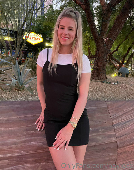 金髪の小柄なOnlyFans アート裸 写真