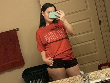 ニューハーフ巨乳OnlyFans セクシーヌード 写真