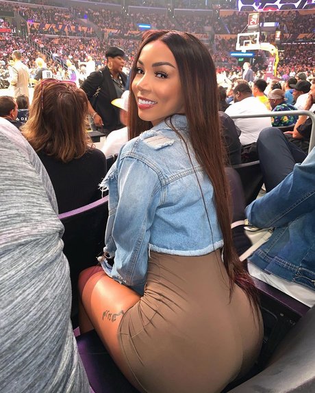 Brittany Renner ヌードスター 写真