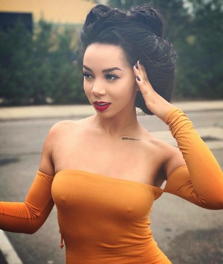 Brittany Renner 完璧なポルノスター ギャラリー