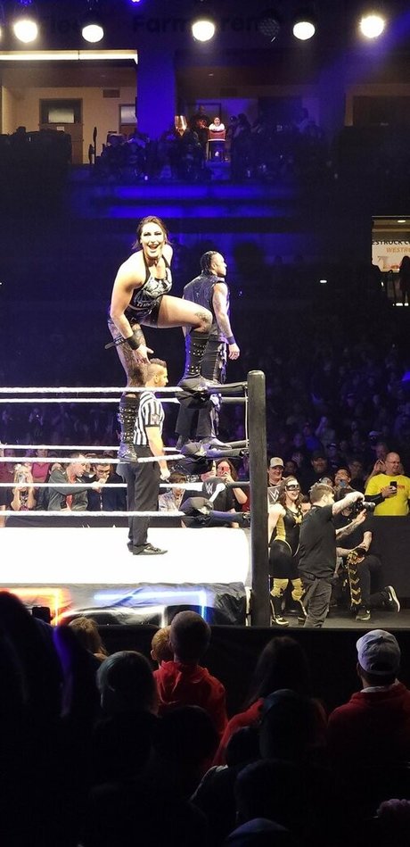 Rhea Ripley 素敵なスター 写真