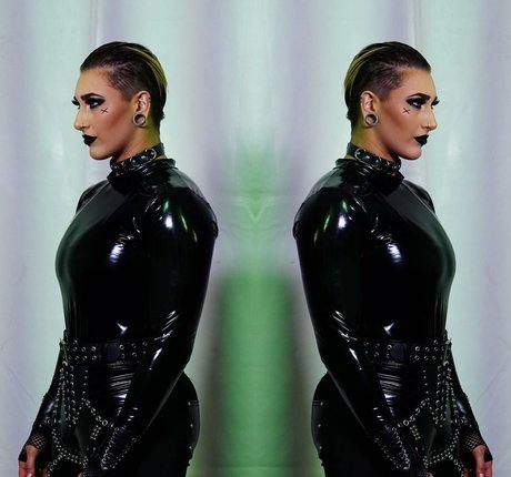 小人エボニーOnlyFans セクシーヌード ギャラリー