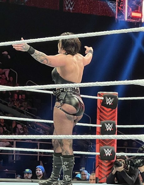 Rhea Ripley ポルノスター ヌード 写真