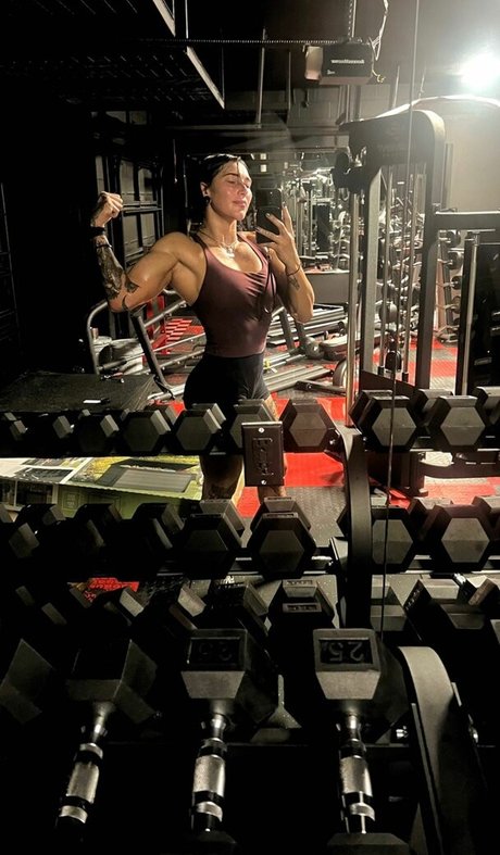 Rhea Ripley ヌードのポルノスター 画像