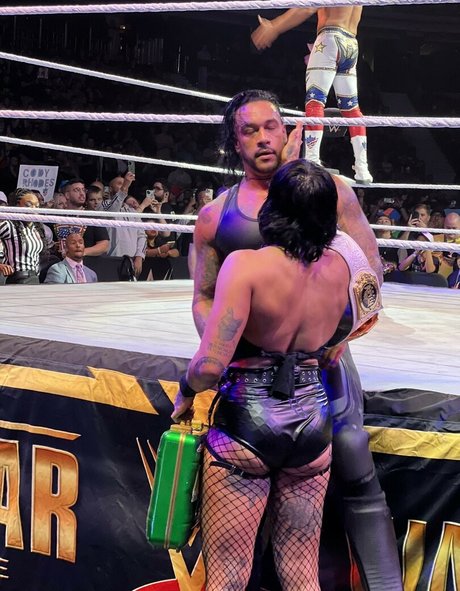 Rhea Ripley ポルノスター エロティック 画像