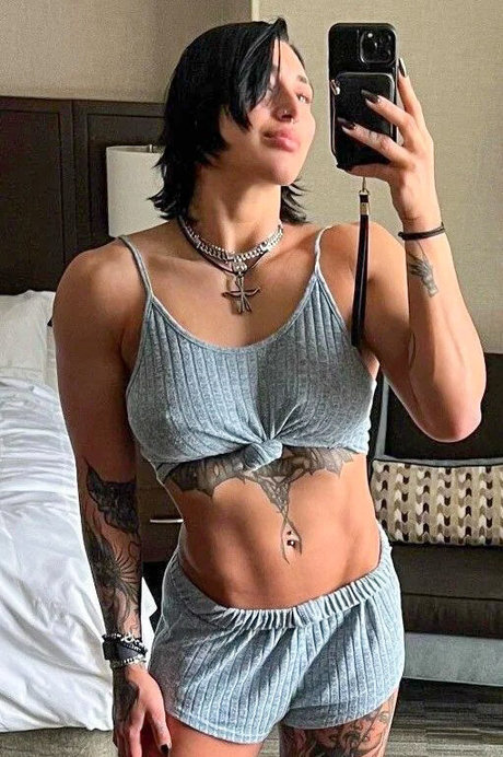 Rhea Ripley ヌードモデル ギャラリー