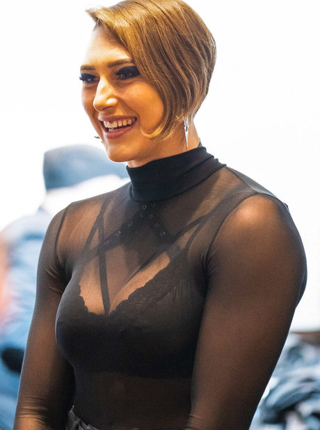 小柄なBBC OnlyFans HD 画像