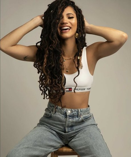 Vick Hope 独占モデル 写真