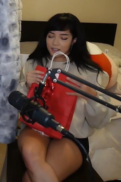 小柄なBBC OnlyFans セクシー裸 写真