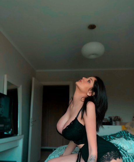 JuliaTicaOfficial エロティックなモデル 写真