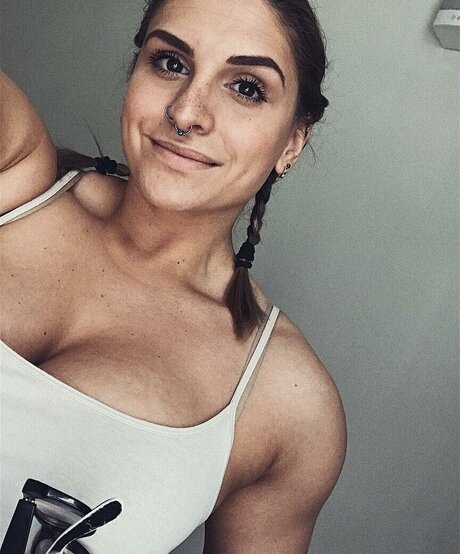 Nastya Blinova アートスター ギャラリー