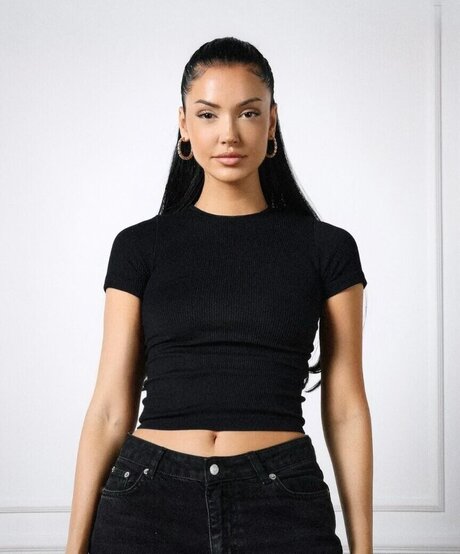 Enisa bukvic かわいいモデル 画像