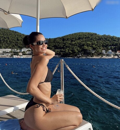 Enisa bukvic セクシーなスター 写真