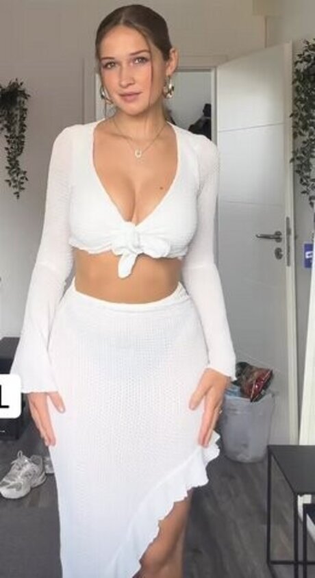 Wieke 裸の女優 ギャラリー