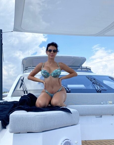 金髪の小柄なOnlyFans ホット 画像