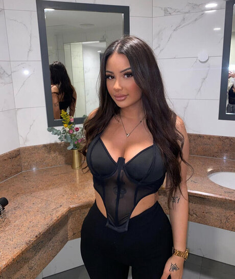 ランジェリーベイビーOnlyFans セクシーヌード 写真