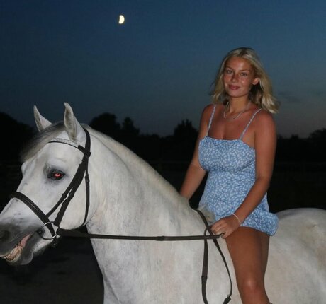 mollymercedes アート女優 写真