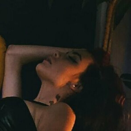 小柄なブロンドの熟女OnlyFans ホットヌード ギャラリー