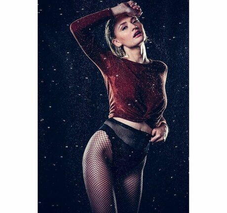 ビキニストリップOnlyFans 無料 写真