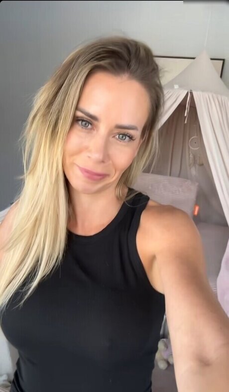 Alina Schulte im Hoff ホット女優 写真