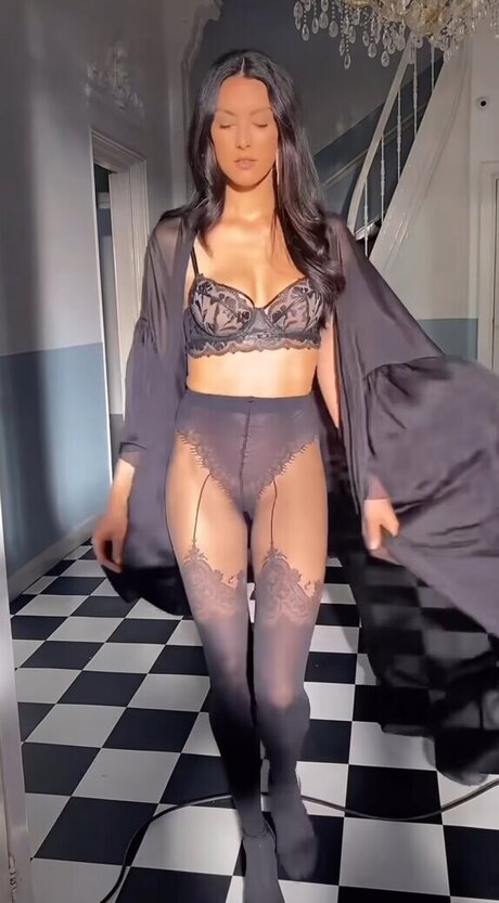 Rebecca Mir 裸モデル 写真