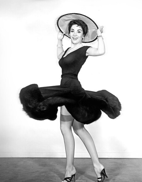 黒髪の熟女OnlyFans セクシーヌード 写真