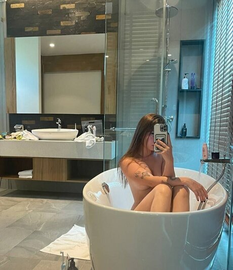 Enina24 裸モデル 写真