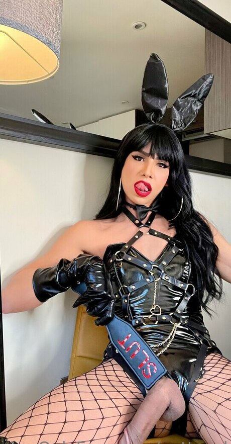 アジア人のタトゥー OnlyFans ヌード ギャラリー