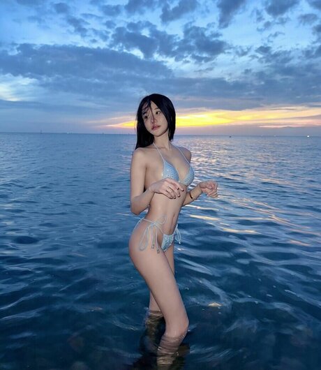 18歳のOnlyFans アート裸 写真