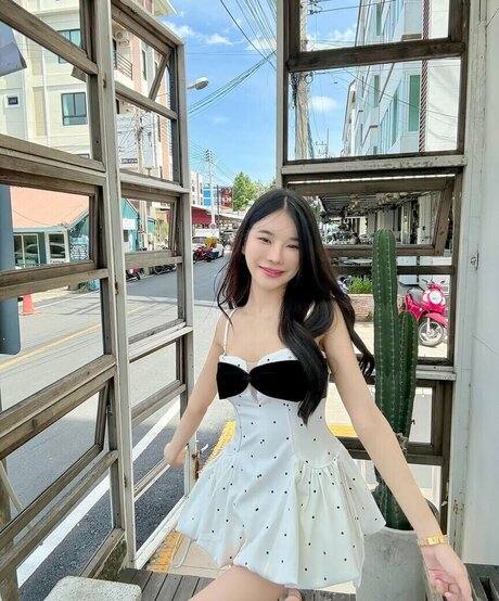 ブルネットの教師OnlyFans アダルト 画像