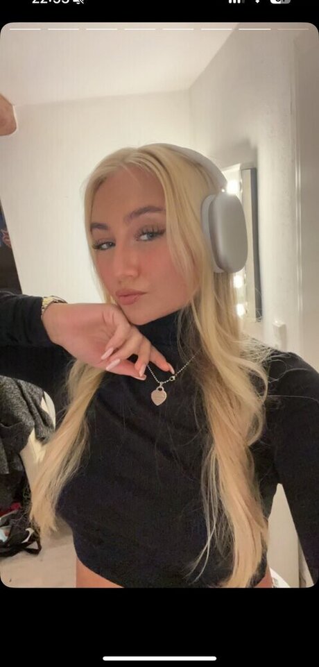 Lara Charlottee エロティックなポルノスター 写真