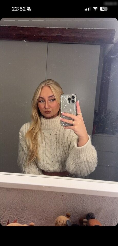 Lara Charlottee ホットなスター 画像