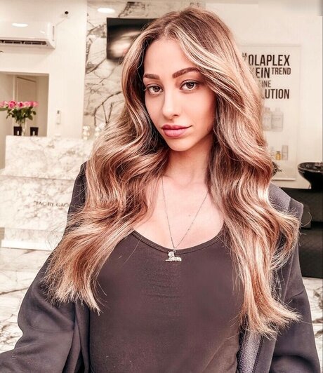 Amira Wirth セクシーなスター 写真