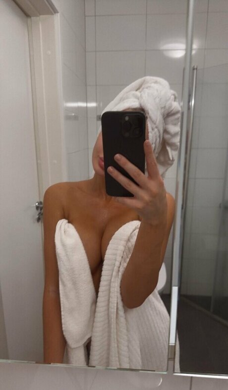 Thea 876 ポルノスター ホット 写真